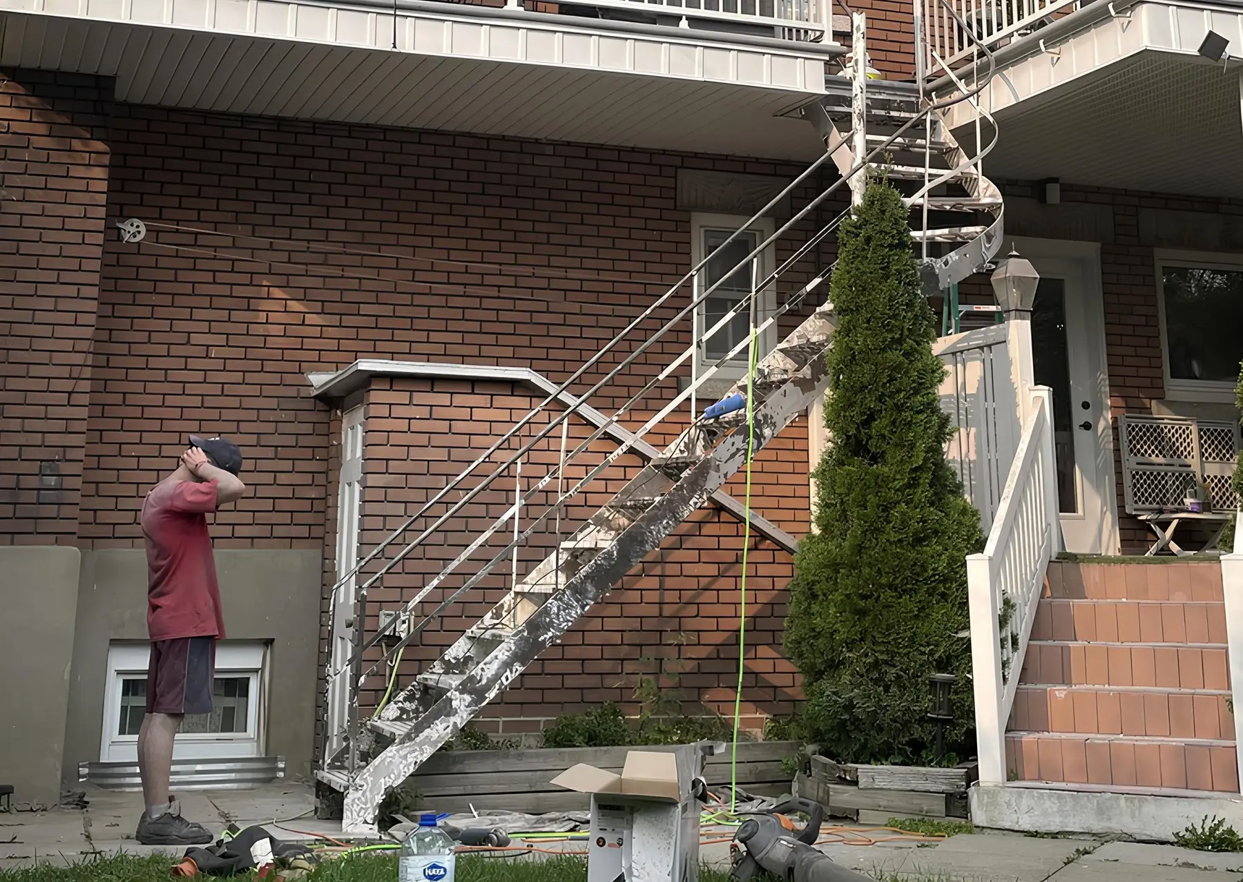 Préparation d’un escalier extérieur lors d’un projet réel de JD Peinture